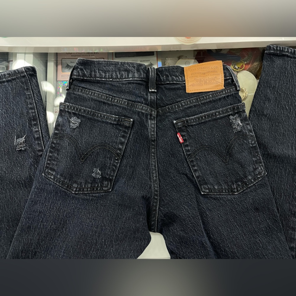 Levis wedgie ripped jeans